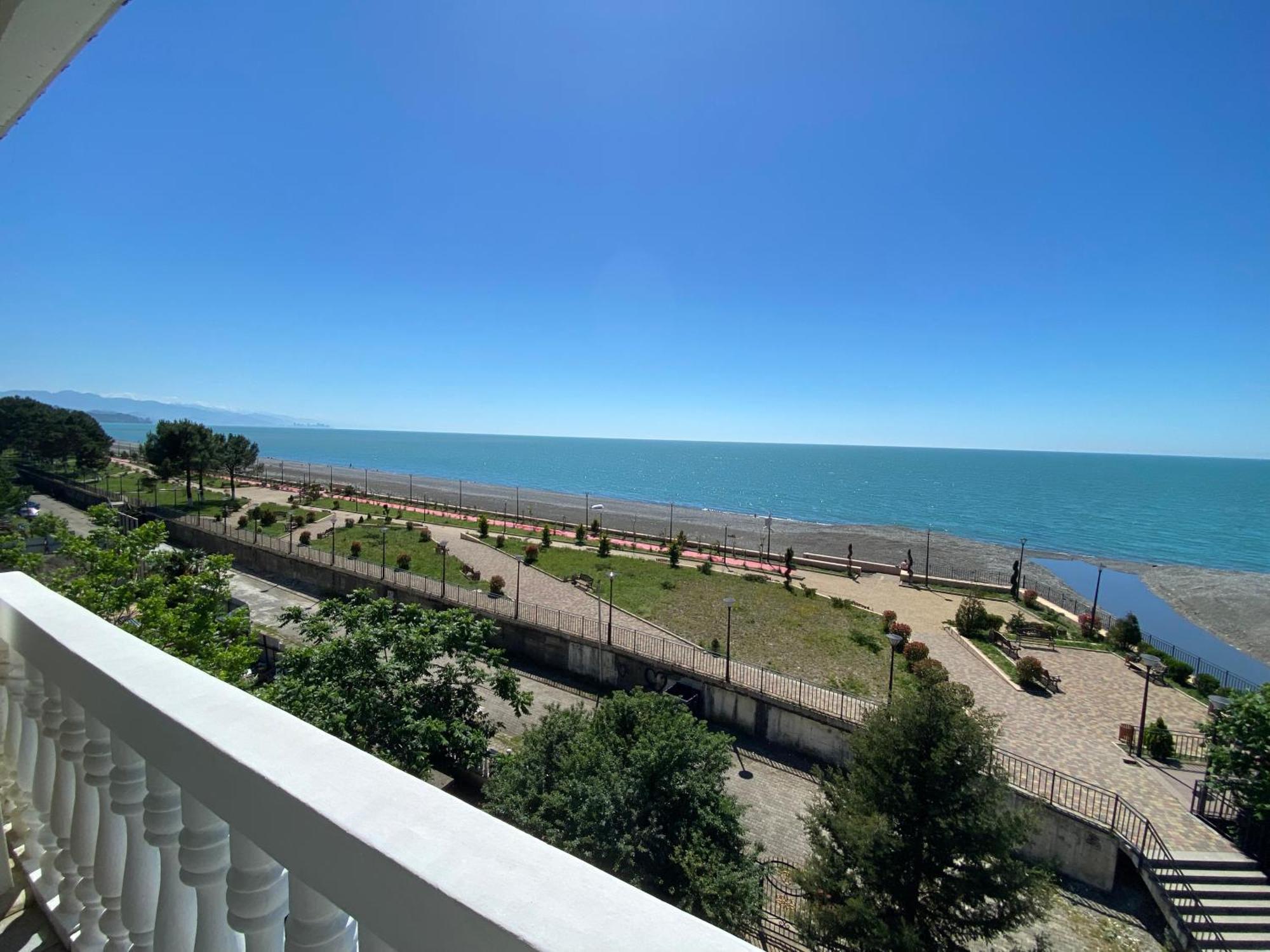 Guesthouse White Swan Кобулети Екстериор снимка