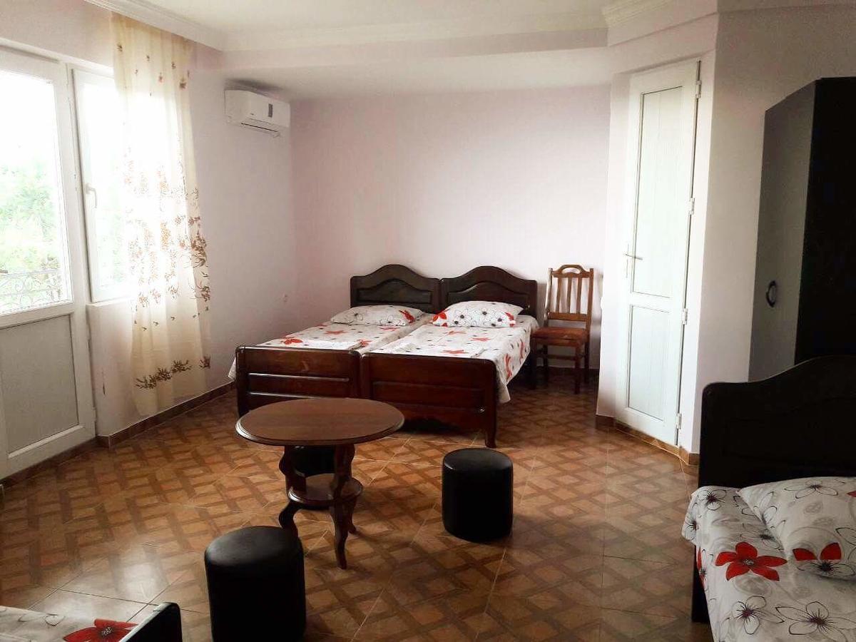 Guesthouse White Swan Кобулети Екстериор снимка