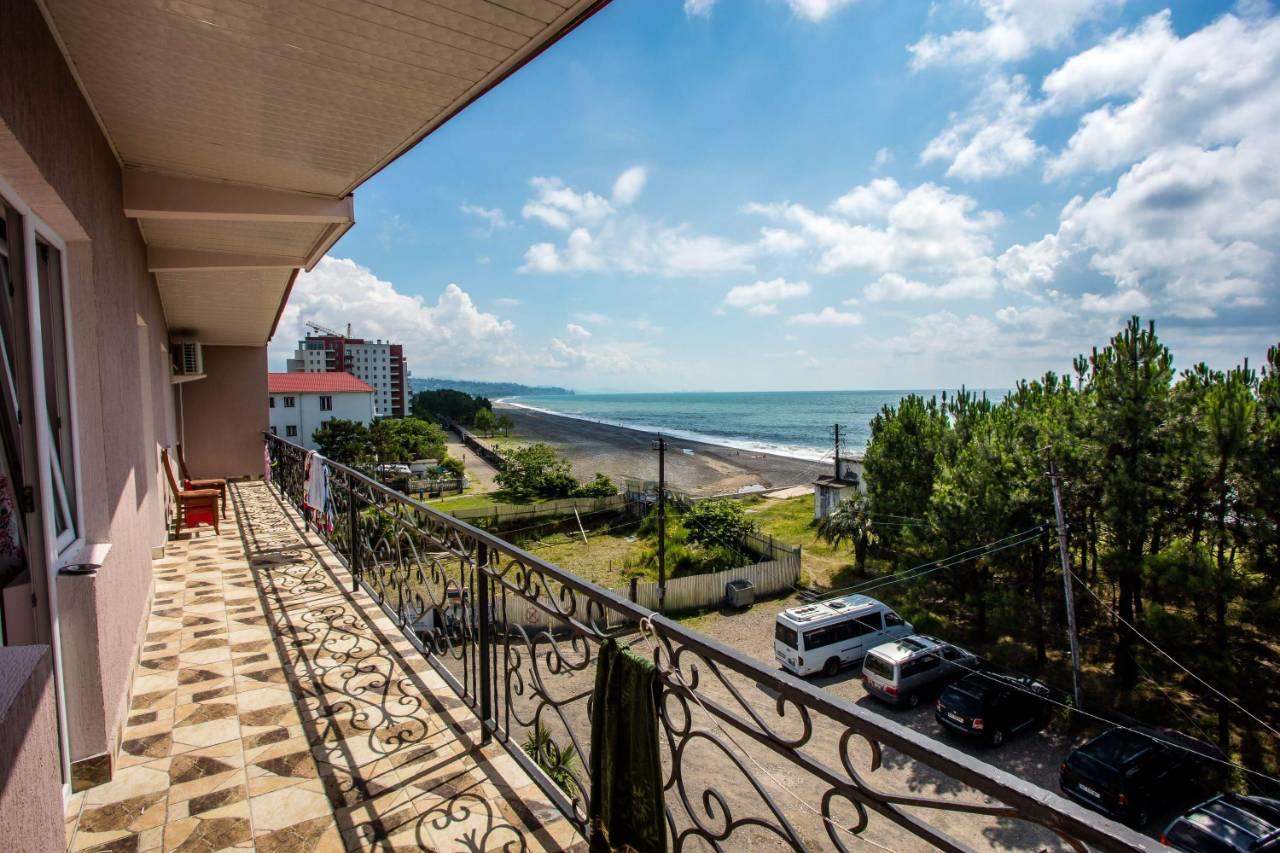 Guesthouse White Swan Кобулети Екстериор снимка